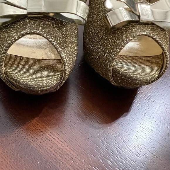 Lasonia women’s size 7 gold sparkle with metal Bow at front  high heels shoes - Picture 6 of 6